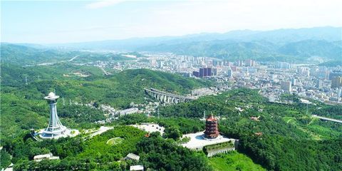 商洛市城管局:依法拆除违规广告 精心扮靓城市颜值
